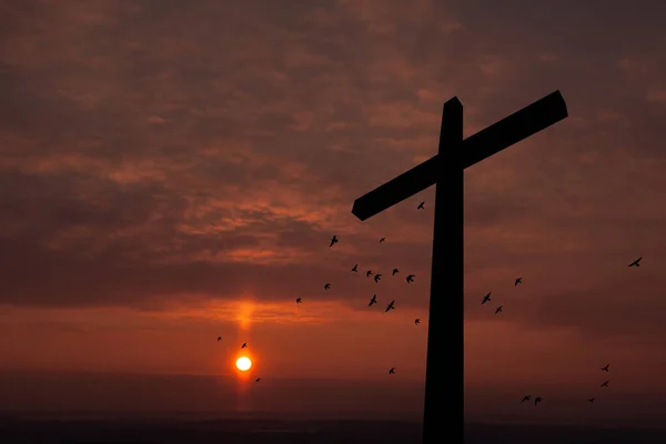 Cruz Cristiana Con Aves Voladoras Amanecer Resurrección Jesús Concepto Foto — Foto de Stock
