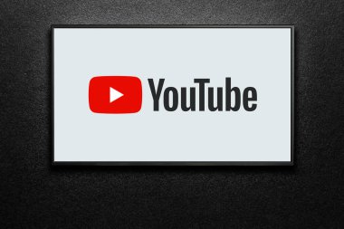 Akıllı TV 'de YouTube logosu. Televizyon siyah desenli duvarda. Astana, Kazakistan - 23 Mart 2023.