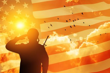 Amerikan askeri, günbatımı, gündoğumu ve Amerikan bayrağını selamlıyor. Gaziler Günü için tebrik kartı, Anma Günü, Bağımsızlık Günü. Amerika kutlaması. - Yakın çekim. 3 Boyutlu Hazırlama.