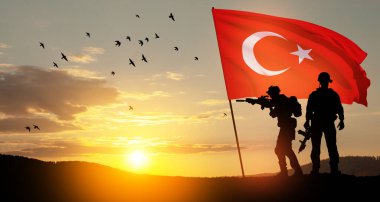 Gün batımında Türkiye bayrağı taşıyan asker siluetleri. Savaş krizi kavramı ve uluslar arasındaki siyasi çatışmalar. Türk Silahlı Kuvvetleri Günü için tebrik kartı, Zafer Günü.