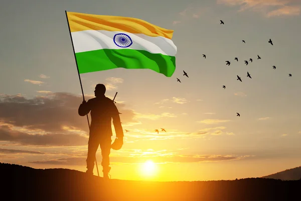 Silhuett Soldat Med Indien Flagga Och Flygande Fåglar Bakgrund Solnedgången — Stockfoto