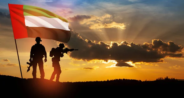 Siluety Vojáků Vlajkou Sae Proti Západu Slunce Nebo Východu Slunce — Stock fotografie