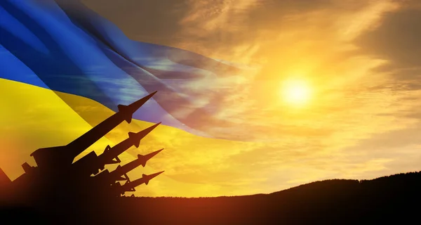 Rakéták Égre Irányulnak Naplementekor Ukrán Zászlóval Atombomba Vegyi Fegyverek Rakétavédelem — Stock Fotó