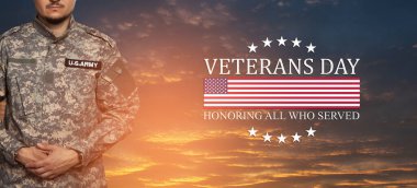 Günbatımı arka planında ABD bayrağı ve metni olan üniformalı bir Amerikan askeri. Anma Günü ya da Gaziler Günü konsepti.