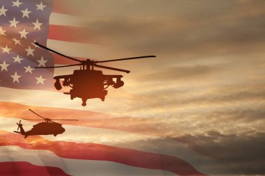 Gün batımının arka planında, şeffaf bir Amerikan bayrağı taşıyan helikopter siluetleri. Gaziler Günü için tebrik kartı, Anma Günü, Hava Kuvvetleri Günü. ABD kutlaması.