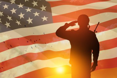Amerikan askeri, günbatımı, gündoğumu ve Amerikan bayrağını selamlıyor. Gaziler Günü için tebrik kartı, Anma Günü, Bağımsızlık Günü. Amerika kutlaması. - Yakın çekim. 3 Boyutlu Hazırlama.