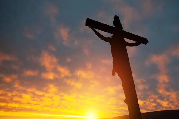 Sylwetka Ukrzyżowanego Jezusa Chrystusa Krzyżu Tle Zachodzącego Słońca — Zdjęcie stockowe