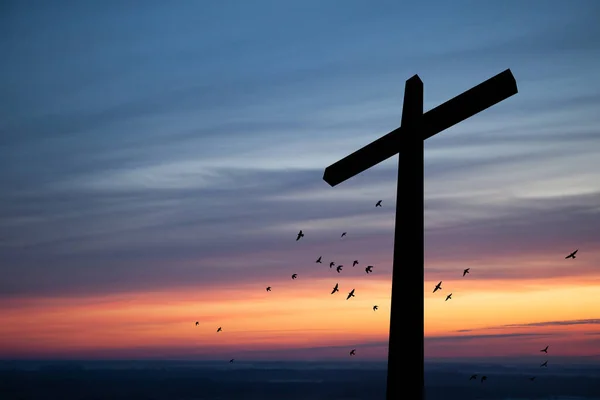 日の出に空飛ぶ鳥とキリスト教の十字架 イエスの復活 コンセプト写真 — ストック写真