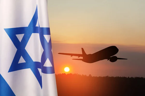Izraelska Flaga Samolot Startujący Zachodzie Słońca Sylwetka Samolotu Niebie Obok — Zdjęcie stockowe