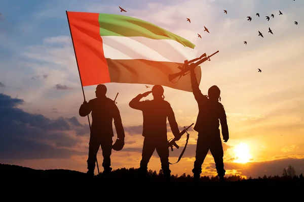 Katonák Sziluettjei Egyesült Arab Emírségek Zászlajával Napnyugta Vagy Napkelte Ellen — Stock Fotó