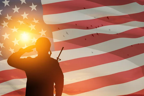 Amerikai Hadsereg Katonája Tiszteleg Naplemente Vagy Napfelkelte Usa Zászlaja Előtt — Stock Fotó