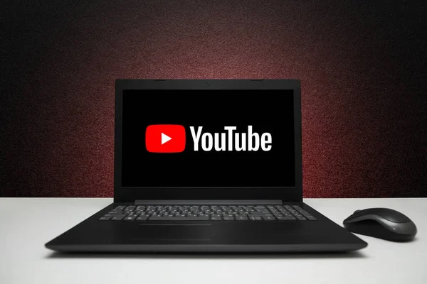 Logo Youtube Pada Komputer Laptop Dengan Mouse Pada Dinding Bertekstur — Stok Foto