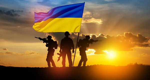 Прапор України Силуетом Солдата Проти Сходу Або Заходу Сонця Концептуально — стокове фото