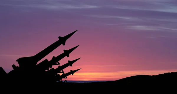 ミサイルは日没時に空に向けられる 核爆弾 化学兵器 ミサイル防衛 サルボ火災のシステム — ストック写真
