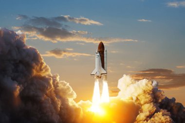 Uzay gemisi kalkıyor. Dumanı ve patlaması olan uzay mekiği günbatımının arka planında uzaya doğru havalanır. Uzay görevinin başarılı bir başlangıcı. Bu görüntünün elementleri NASA tarafından desteklenmektedir.