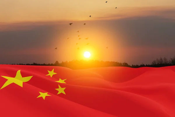 Крупный План Размахивания Флагом Китая Фоне Закатного Неба Летающими Птицами — стоковое фото