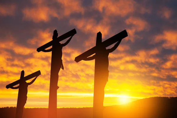 Silueta Jesucristo Crucificado Cruz Junto Con Otras Personas Fondo Del — Foto de Stock