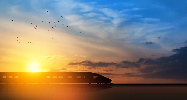 Hochgeschwindigkeitszug Silhouette Bewegung Bei Sonnenuntergang Moderner Personenzug Auf Dem Bahnsteig — Stockfoto