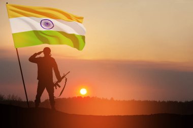 Arka planda Hindistan bayrağı olan asker silueti. Gün batımı ya da gün doğumu. Bağımsızlık Günü için tebrik kartı, Cumhuriyet Günü. Hindistan kutlaması.