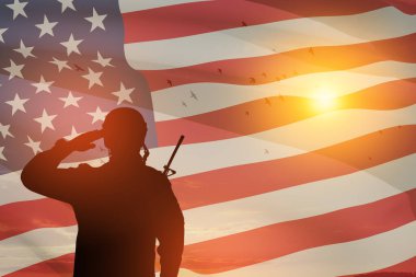 Amerikan askeri, günbatımı, gündoğumu ve Amerikan bayrağını selamlıyor. Gaziler Günü için tebrik kartı, Anma Günü, Bağımsızlık Günü. Amerika kutlaması. - Yakın çekim. 3 Boyutlu Hazırlama.