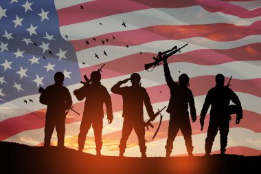Gün batımının veya güneşin doğuşunun ve ABD bayrağının arka planında Amerikan askerleri. Gaziler Günü için tebrik kartı, Anma Günü, Bağımsızlık Günü. Amerika kutlaması. 3 Boyutlu Hazırlama.