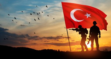 Gün batımında Türkiye bayrağı taşıyan asker siluetleri. Savaş krizi kavramı ve uluslar arasındaki siyasi çatışmalar. Türk Silahlı Kuvvetleri Günü için tebrik kartı, Zafer Günü.