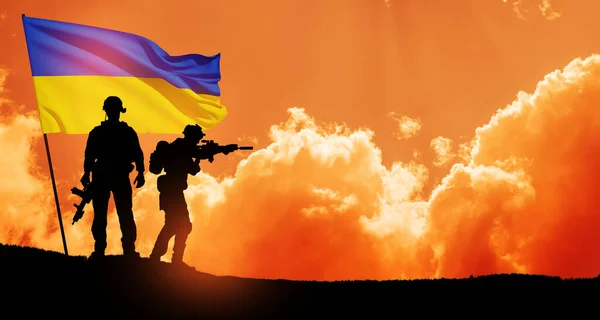 Zászló Ukrajna Sziluettje Katonák Ellen Napkelte Vagy Naplemente Koncepció Fegyveres — Stock Fotó