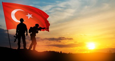 Gün batımında Türkiye bayrağı taşıyan asker siluetleri. Savaş krizi kavramı ve uluslar arasındaki siyasi çatışmalar. Türk Silahlı Kuvvetleri Günü için tebrik kartı, Zafer Günü.