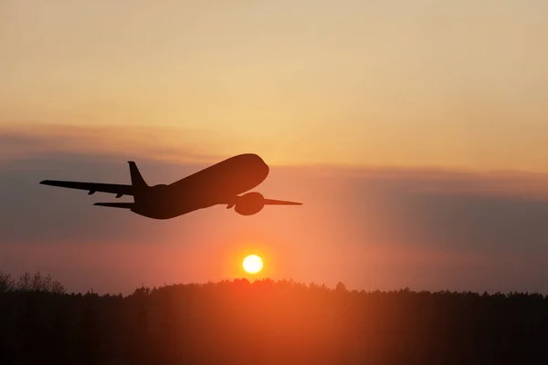 Avión Despegando Atardecer Silueta Aviones Cielo — Foto de Stock