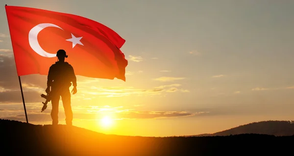 Gün Batımında Türkiye Bayrağı Taşıyan Asker Silueti Savaş Krizi Kavramı — Stok fotoğraf