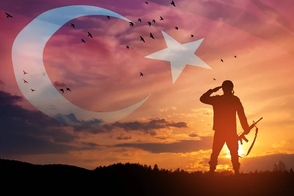 Silueta Vojáka Pozadí Turecké Vlajky Západu Slunce Nebo Východu Slunce — Stock fotografie