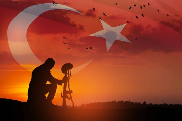 Asker Silueti Başını Güneşin Doğuşuna Batışına Türkiye Bayrağına Eğerek Diz — Stok fotoğraf