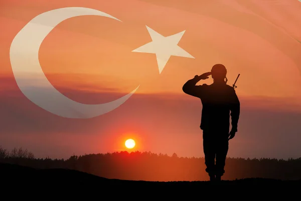 Σιλουέτα Του Στρατιώτη Φόντο Της Τουρκικής Σημαίας Και Ηλιοβασίλεμα Την — Φωτογραφία Αρχείου