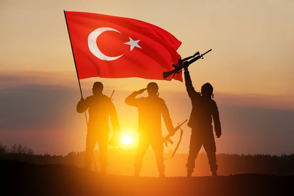 Silhouetten Von Soldaten Mit Türkischer Flagge Gegen Sonnenaufgang Oder Sonnenuntergang — Stockfoto