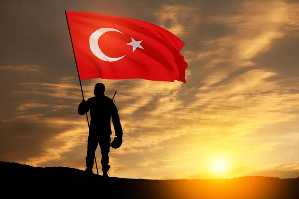 Güneş Doğarken Batarken Türkiye Bayrağı Taşıyan Asker Silueti Savaş Krizi — Stok fotoğraf