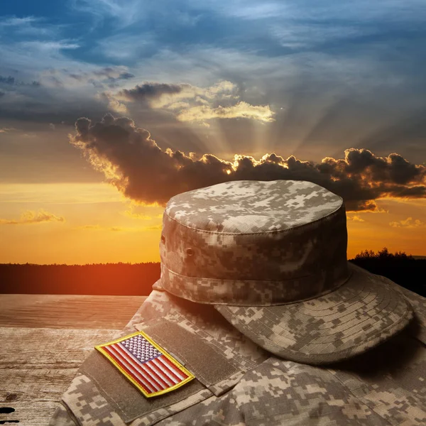 Amerikaanse Militaire Uniform Met Insignes Oude Houten Tafel Zonsondergang Hemel — Stockfoto