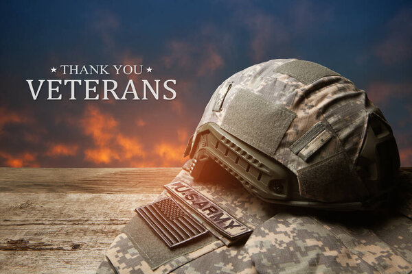 Военная форма США со знаками отличия на старом деревянном столе на фоне заката. День памяти или День ветеранов.