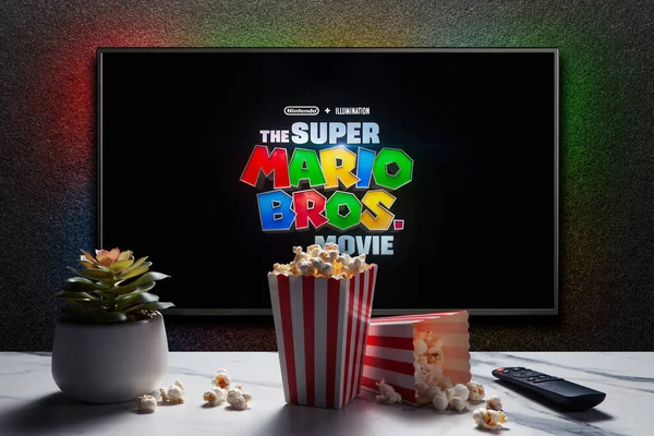 Pantalla Televisión Que Reproduce Tráiler Película Película Super Mario Bros — Foto de Stock