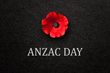 Haşhaş temyizi. Siyah desenli arka planda metinli haşhaş çiçeği. Yeni Zelanda, Avustralya, Kanada ve İngiltere 'de Anzak Günü için dekoratif çiçek.