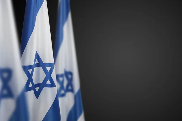 イスラエルは暗い灰色の背景の上にダビデの星でフラグを立てます 国家のシンボルを持つイスラエルについての愛国的な概念 テキストのための場所とバナー — ストック写真