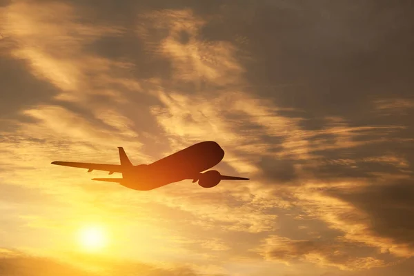 Samolot Startuje Zachodzie Słońca Sylwetka Samolotów Niebie — Zdjęcie stockowe