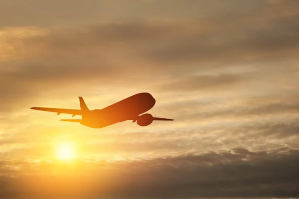 飛行機は日没の空で離陸する 空の航空機のシルエット — ストック写真
