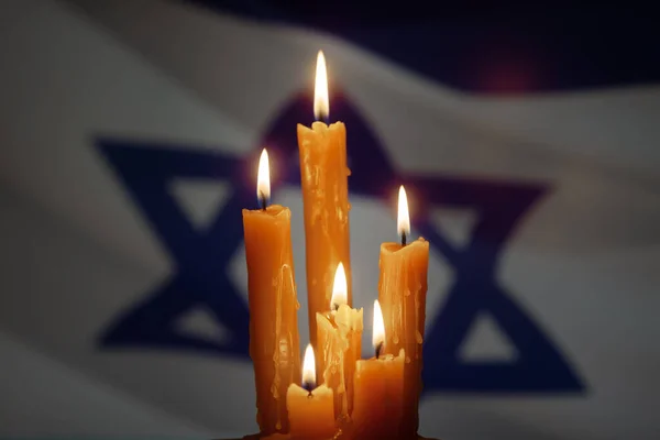 Шесть Горящих Свечей Фоне Флага Израиля День Памяти Жертв Холокоста — стоковое фото