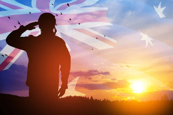 オーストラリアの国旗と日没または日の出の背景を背景に兵士が敬礼するシルエット アナザック 追悼の日 — ストック写真