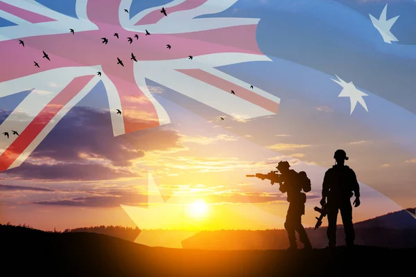オーストラリアの国旗と日没または日の出の背景を背景に兵士のシルエット アナザック 追悼の日 — ストック写真