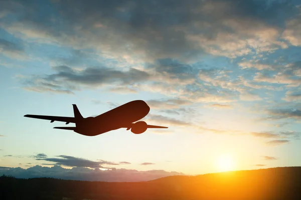 Samolot Startuje Zachodzie Słońca Sylwetka Samolotów Niebie — Zdjęcie stockowe