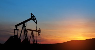 The change in oil prices caused by the war. Oil prices are rising because of the global crisis. Oil drilling derricks at desert oilfield. Crude oil production from the ground. Petroleum production.