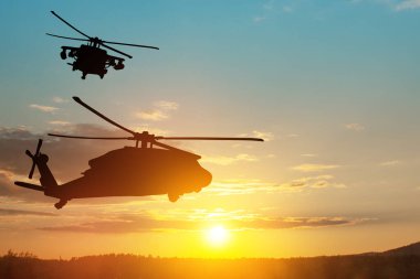 Gün batımının arka planında helikopter siluetleri. Gaziler Günü için tebrik kartı, Anma Günü, Hava Kuvvetleri Günü. ABD kutlaması.