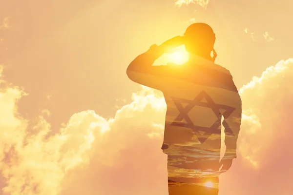 Двойное Обнажение Силуэта Солдата Заката Восхода Солнца Против Израильского Флага — стоковое фото