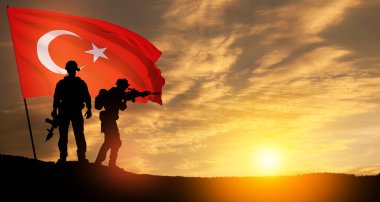 Gün batımında Türkiye bayrağı taşıyan asker siluetleri. Savaş krizi kavramı ve uluslar arasındaki siyasi çatışmalar. Türk Silahlı Kuvvetleri Günü için tebrik kartı, Zafer Günü.